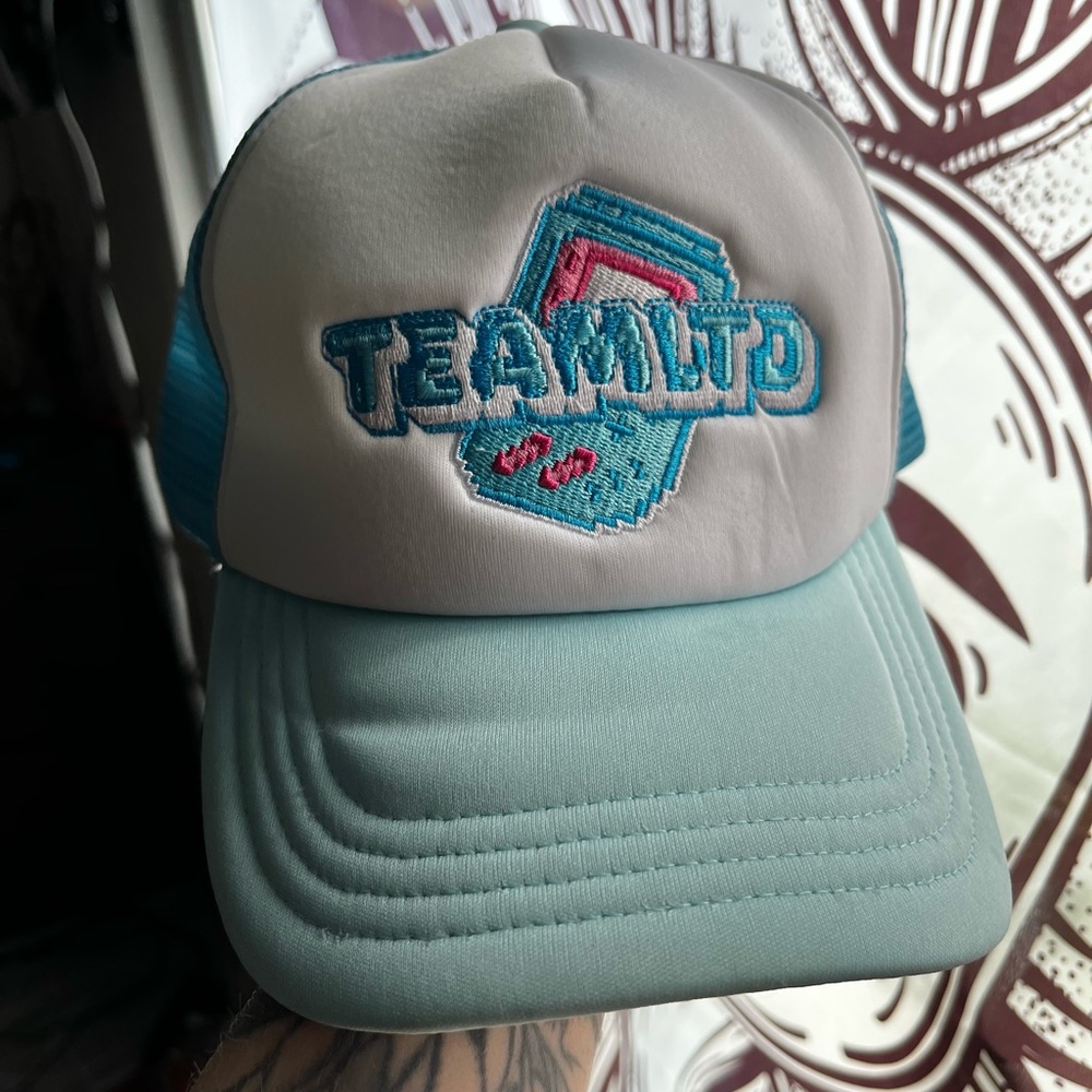 ✨5 for $25✨
Retro Style TEAMLTD trucker hat
